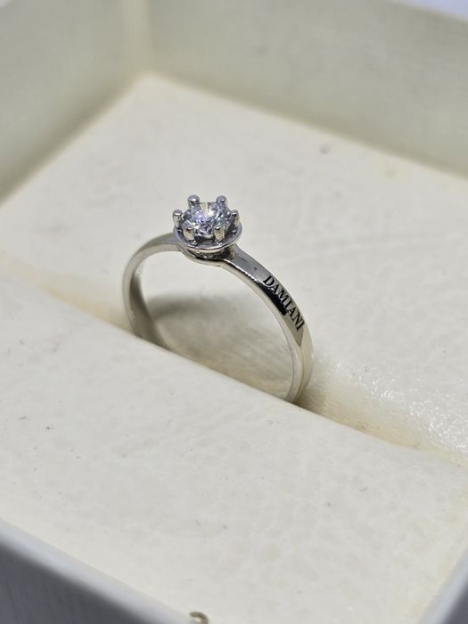 Золотое кольцо с бриллиантом 0,30 ct Damiani.