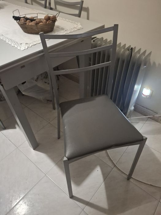 Mesa de cozinha extensível incluindo  quatro cadeiras