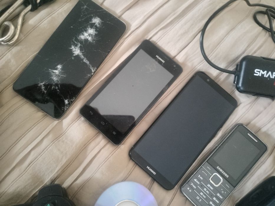 Telefony,laptopy i inne.zestaw sprzętu elektronicznego.