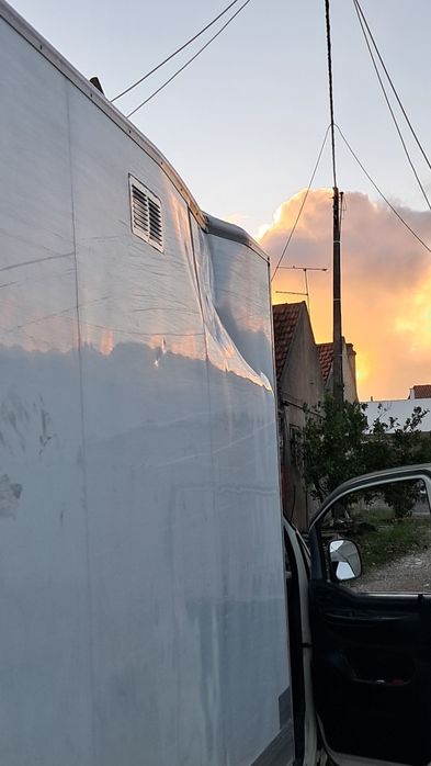 Carrinha com contentor