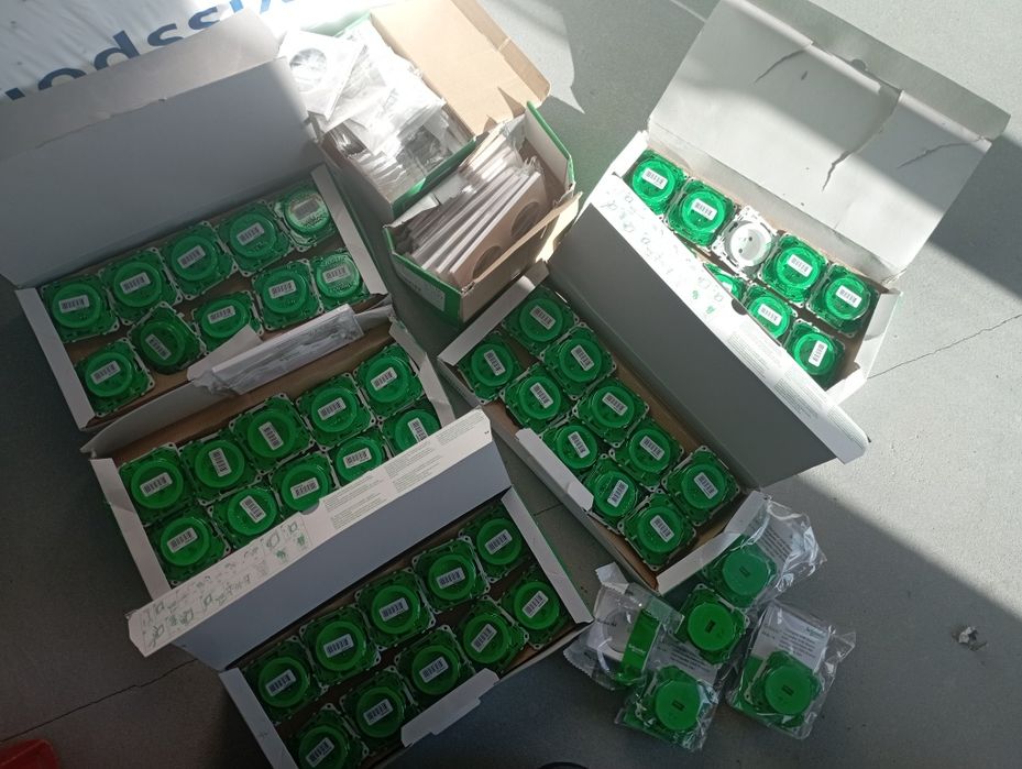 Nowe Gniazdka Schneider Electric Odace Białe.