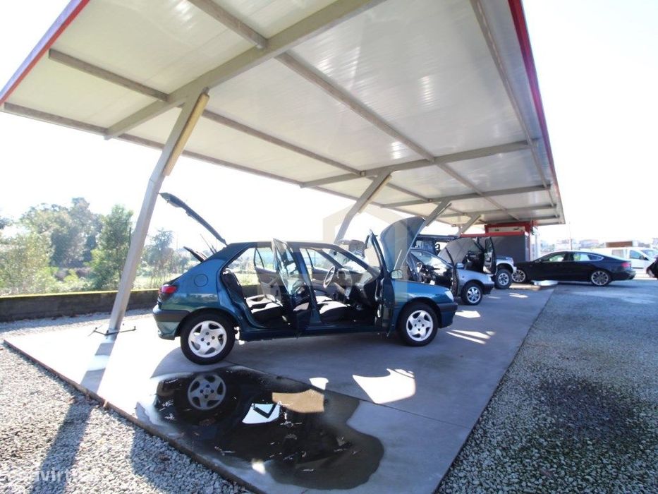 Arrenda-se espaço de exposição com muita visibilidade comercial.