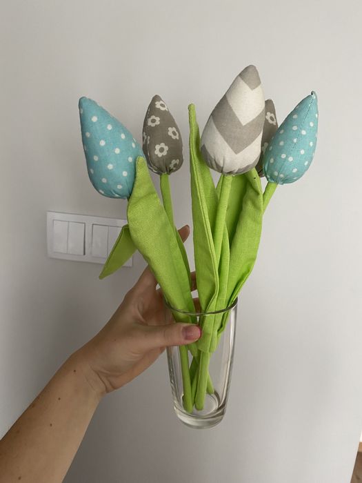 Pluszowe tulipany, kwiaty do wazonu