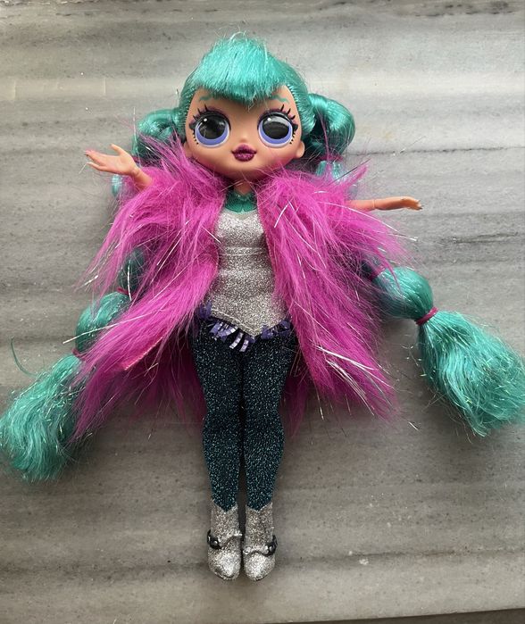 Лялька Bratz в дуже яскравому одязі