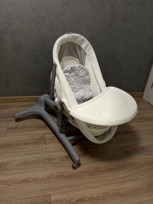 Кроватка-стульчик Chicco Baby Hug Air 4-в-1 в белом цвете с сетчатыми боковинами для вентиляции.