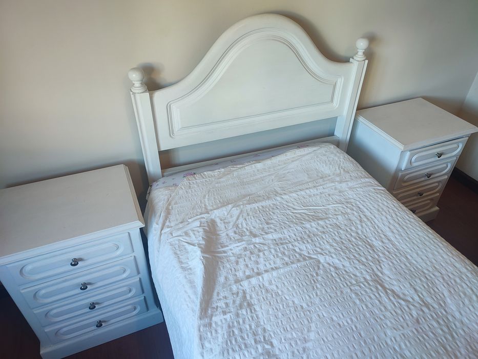 Cama com mesinhas de cabeceira branca