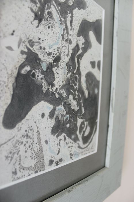 Abstrakcyjny obraz akwatypia monotypia na wodzie akwagrafia