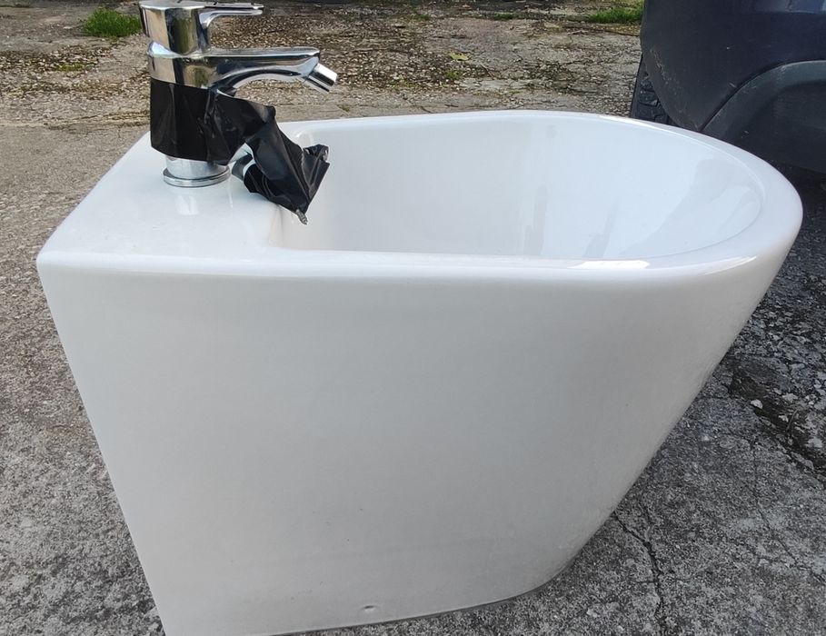 Bidé sanitana e misturadora roca