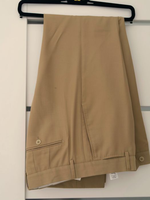 Nowy firmowy garnitur z naturalnej tkaniny.