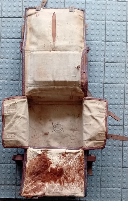 Mochila militar em pele natural