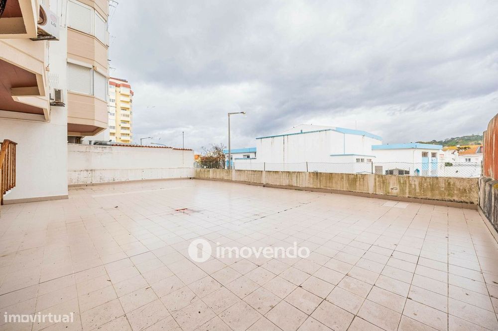 Apartamento T1 junto à praia, com estacionamento, Costa da Caparica
