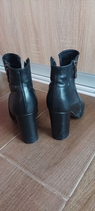 Продам осінньо-весняні чобітки