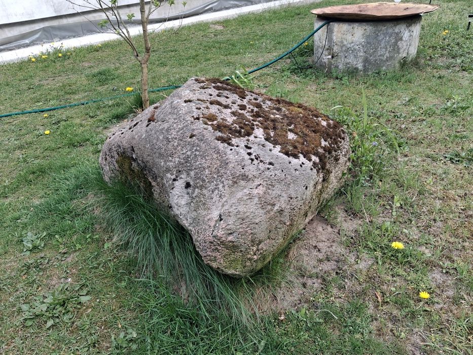 Stary kamień głaz do ogrodu