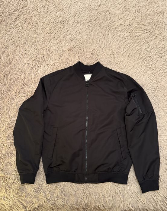 Чоловічий бомбер чорного кольору, розмір S