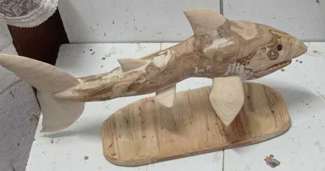 Escultura de tubarão em madeira