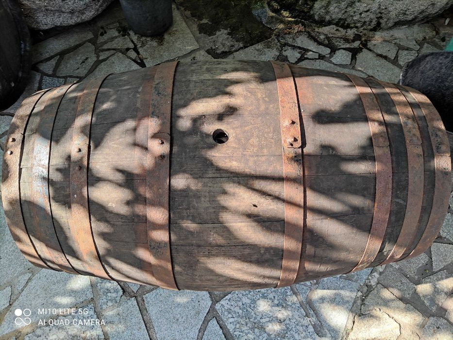 Barris ou pipas de madeira usados