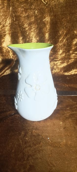 Mały porcelanowy wazonik
