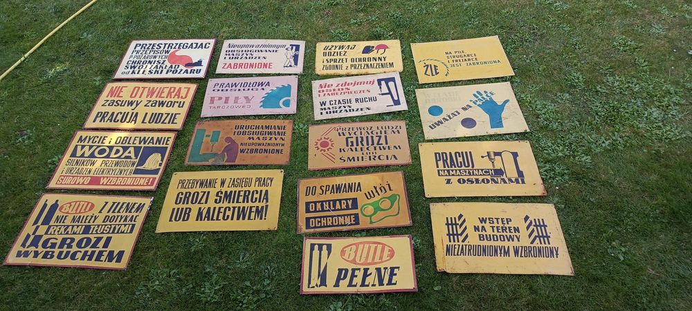 Stare metalowe tablice informacyjne z PRL-u