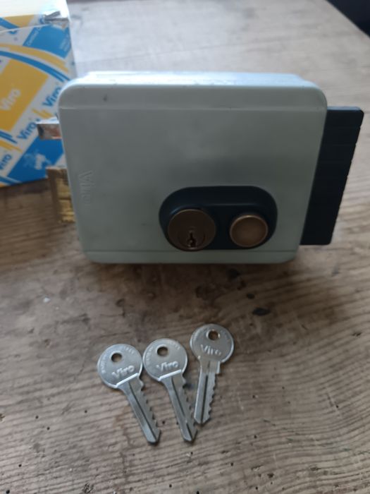 Fechadura  eléctrica viro esquerda com botão