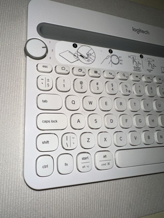 Біла бездротова клавіатура Logitech K480