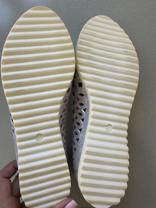 Продам шкіряні босоніжки