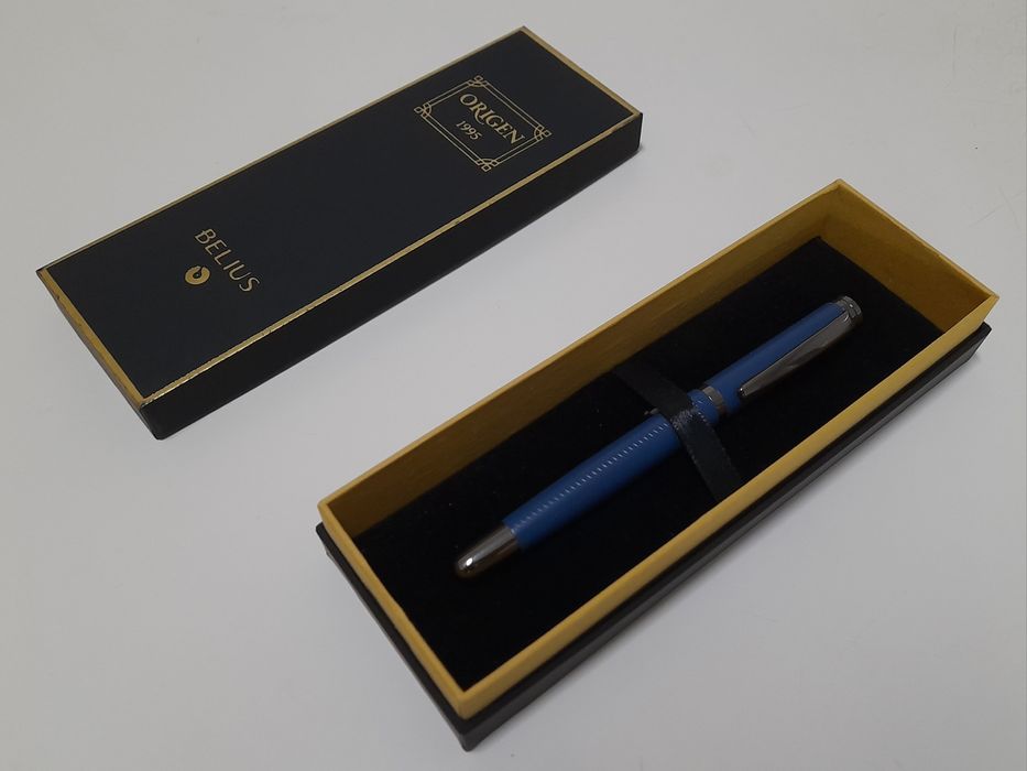 Conjunto de desenho a carvão e caneta de carga