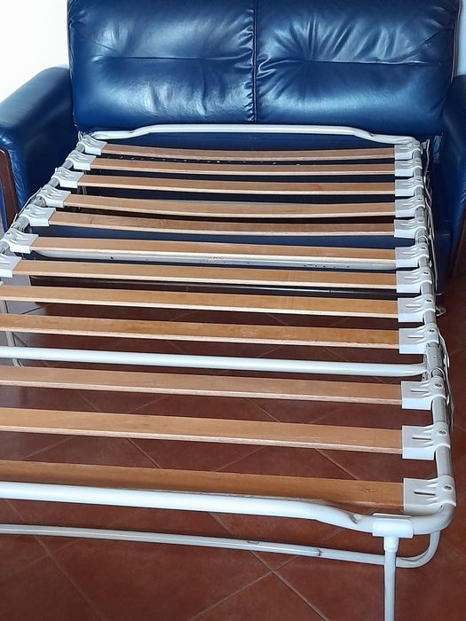Sofá cama em pele sintética azul escura
