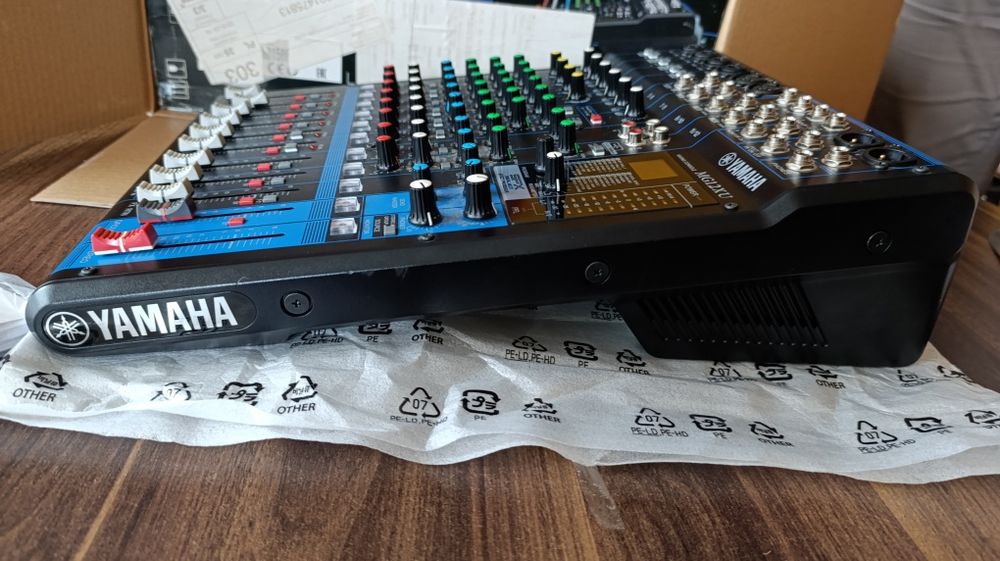 MG12XU Yamaha mixer