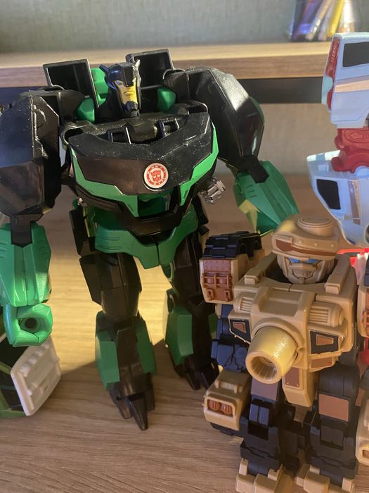 Продам игрушки роботы- трансформеры