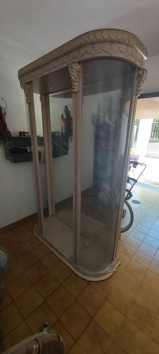 Witryna zdobiona kamieniem