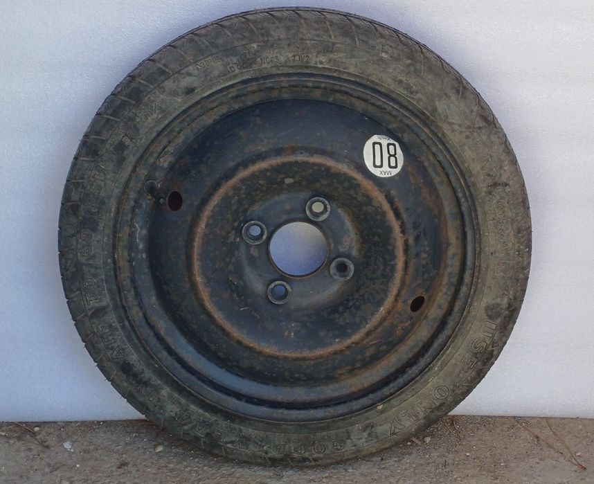 Pneu e jante suplente Michelin T105/70 R14 84M com 4 furos
