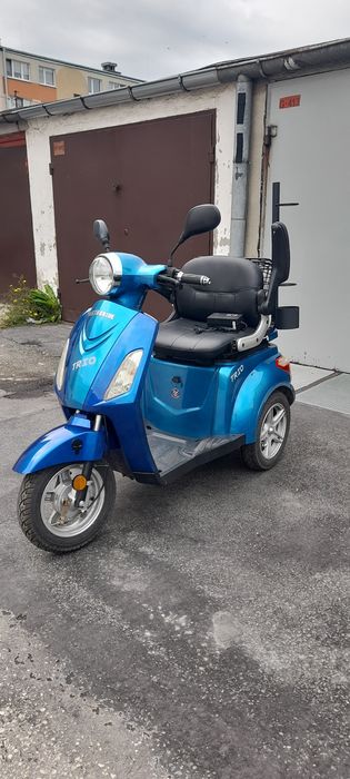 Skuter elektryczny trzykołowy