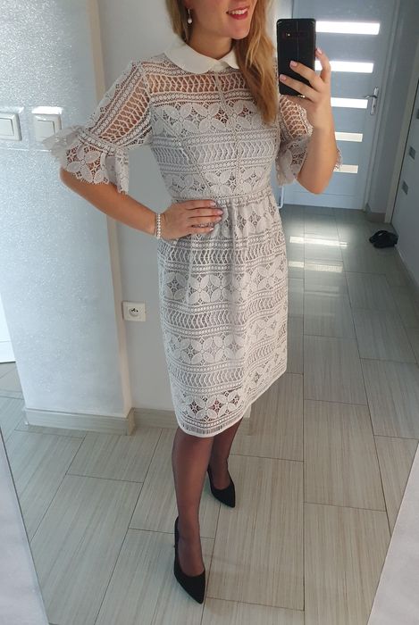 Koronkowa sukienka midi z bialym kołnierzem i ozdobnym rękawem