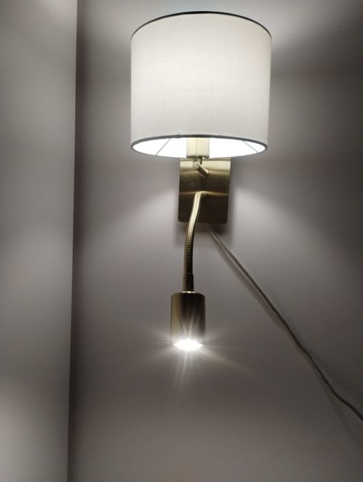Lampka nocna z funkcją lampki do czytania.