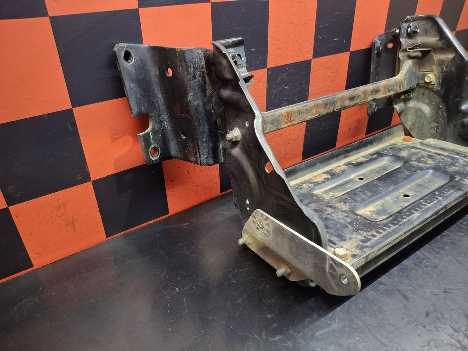 Base / caixa da bateria MITSUBISHI TRUCKS Canter