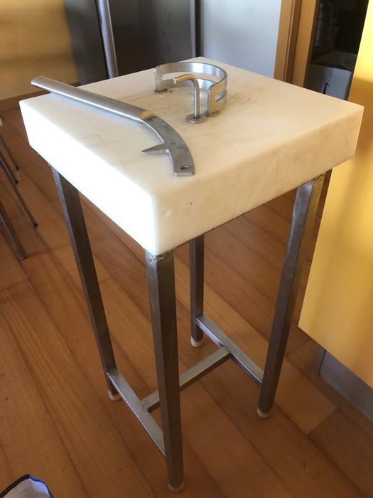 Abridor de ostras com mesa de trabalho