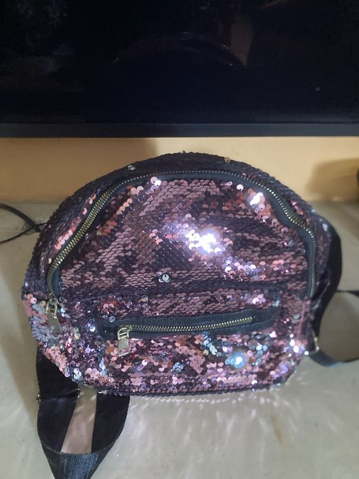 Mochila pequena como nova brilhante em bom estado