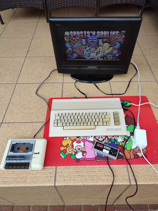 Commodore C64 cały zestaw z grami, pad, tapecart, sprawny, stan bdb.