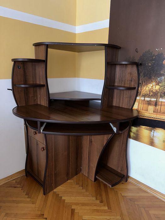 Продам компʼютерний стіл у хорошому стані