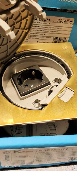 Напольная  влаго защитная розетка Simon ip 66