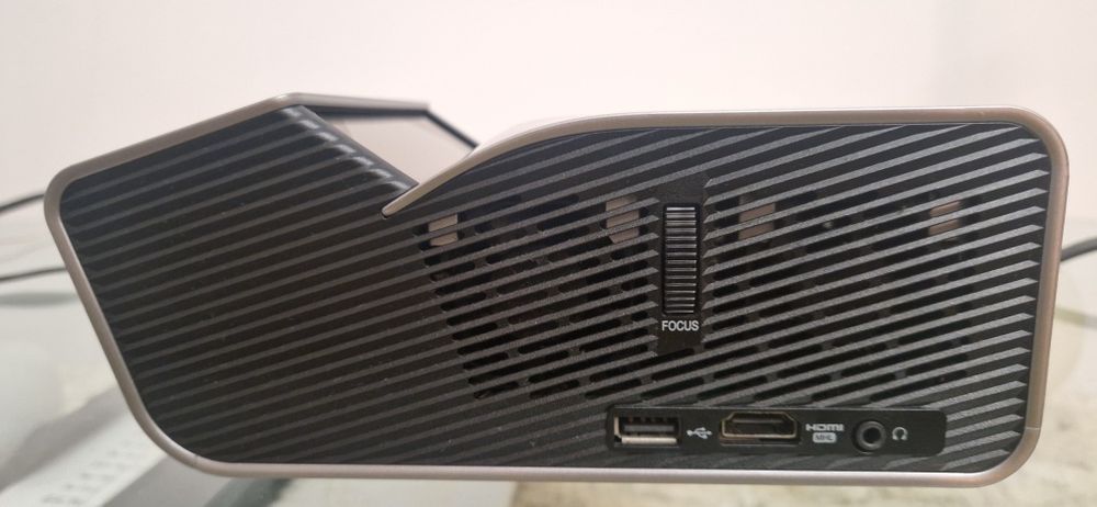 Projetor UST Portátil LG PH450UG LED para peças