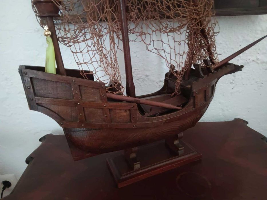 Barco artesanal em mogno