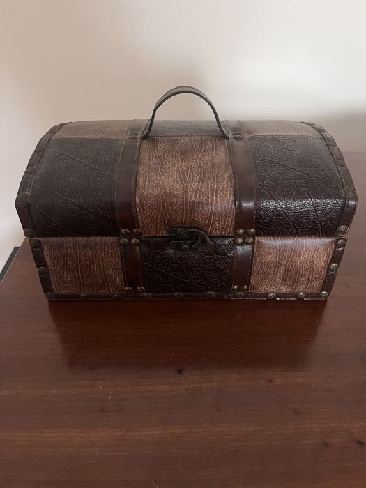 Baú    castanho