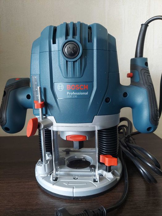 Комплект: Фрезер Bosch Professional GOF 130 та набір фрез по дереву Hitachi Hikoki 12 шт.