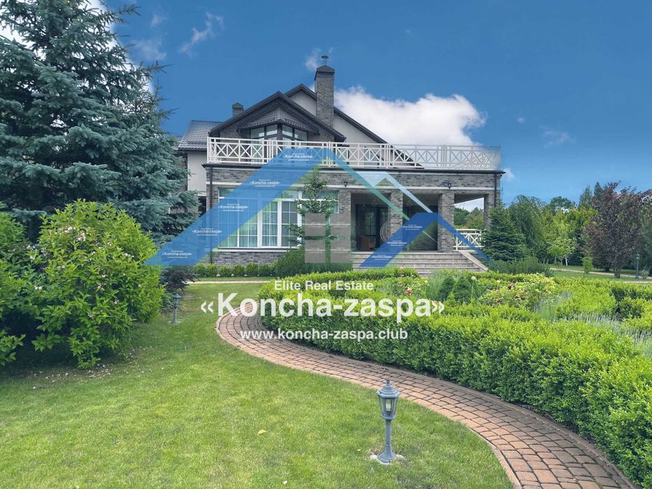 Дом с выходом на воду в коттеджном городке