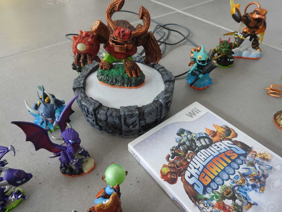 Wii jogo Skylanders Giant com figuras e base