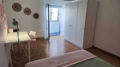 Quarto para arrendar em Odivelas com contrato