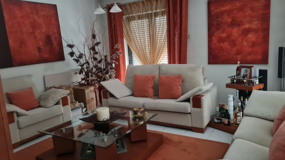Conjunto de Sofás  em muito bom estado com toque de  madeira de cerejeira