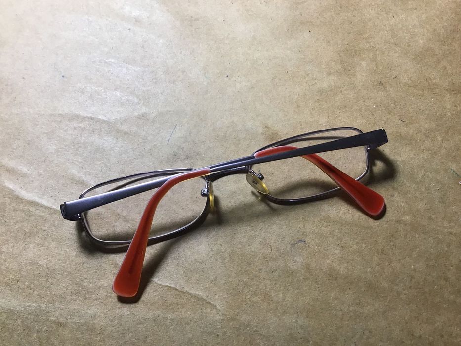 Armação de óculos em metal e lentes graduadas