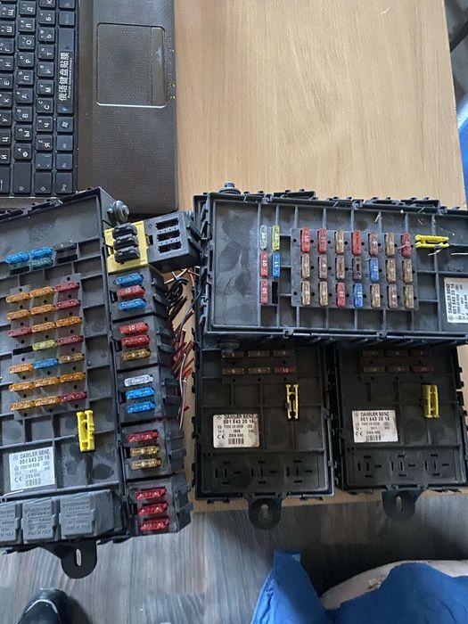 Mercedes Vario блок запобіжників 24V